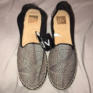 8.5 NWT BLACK AND BEIGE DV  SHOE  ESPADRILLE TARGET